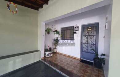 Imagem: A casa possui 3 Dormitórios, 1 Banheiro, 5 Vagas na garagem