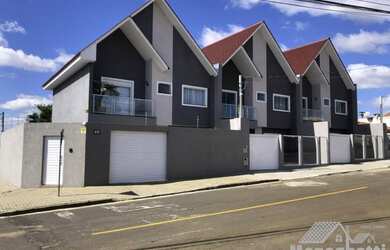 Imagem: A casa possui 3 Dormitórios, 2 Banheiros, 2 Vagas na garagem