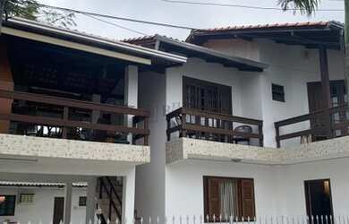 Imagem: A casa possui 5 Dormitórios, 4 Banheiros, 4 Vagas na garagem