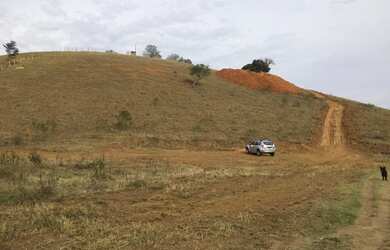 Imagem 1: Vendo terreno zona rural 12 mil metros Já com platô , água e cercado