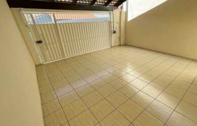 Imagem: A casa possui 3 Dormitórios, 2 Banheiros, 2 Vagas na garagem