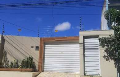 Imagem: A casa possui 2 Dormitórios, 2 Banheiros, 4 Vagas na garagem