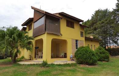 Imagem: A casa possui 3 Dormitórios, 3 Banheiros, 5 Vagas na garagem