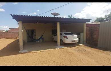 Imagem: A casa possui 3 Dormitórios, 2 Banheiros, 2 Vagas na garagem