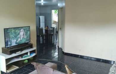 Imagem: A casa possui 2 Dormitórios, 2 Banheiros, 2 Vagas na garagem