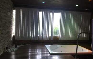 Imagem: A casa possui 4 Dormitórios, 3 Banheiros, 5 Vagas na garagem