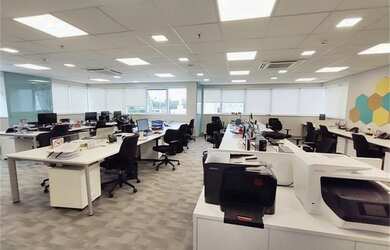 Imagem: O depósito possui 3 Vagas na garagem e 50m² de Área e está