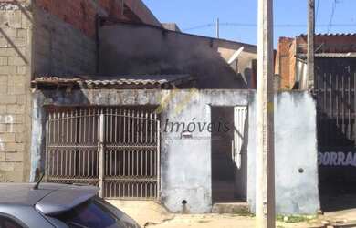 Imagem: A casa possui 1 Dormitório, 1 Banheiro, 1 Vaga na garagem