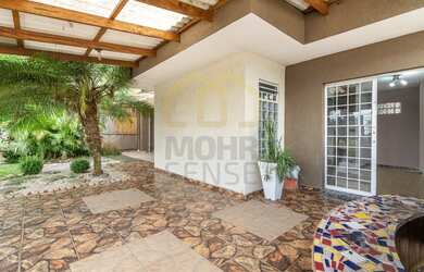 Imagem: A casa possui 4 Dormitórios, 3 Banheiros, 4 Vagas na garagem