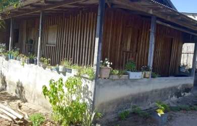 Imagem: A casa possui 3 Dormitórios, 2 Banheiros, 1 Vaga na garagem