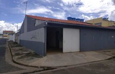 Imagem: A casa possui 3 Dormitórios, 3 Banheiros, 3 Vagas na garagem