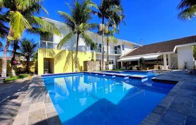 Imagem: A casa possui 5 Dormitórios, 5 Banheiros, 4 Vagas na garagem