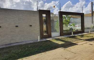 Imagem: A casa possui 3 Dormitórios, 4 Banheiros, 2 Vagas na garagem