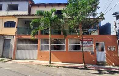 Imagem: A casa possui 4 Dormitórios, 2 Banheiros, 220m² de Área e