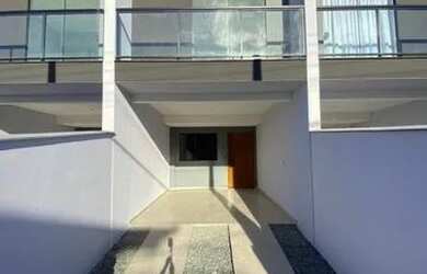 Imagem: A casa possui 3 Dormitórios, 2 Banheiros, 1 Vaga na garagem