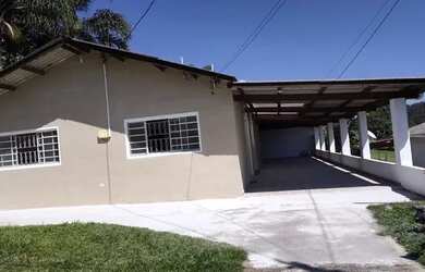 Imagem: A casa possui 3 Dormitórios, 2 Banheiros, 5 Vagas na garagem