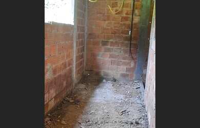 Imagem: A casa possui 2 Dormitórios, 1 Banheiro, 1 Vaga na garagem