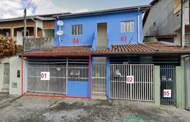 Imagem: A casa possui 3 Dormitórios, 2 Banheiros, 2 Vagas na garagem