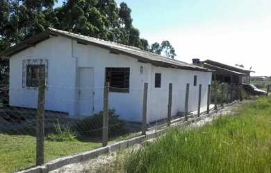 Imagem: A casa possui 2 Dormitórios, 2 Banheiros e está localizado