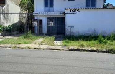 Imagem: A casa possui 3 Dormitórios, 3 Banheiros, 5 Vagas na garagem