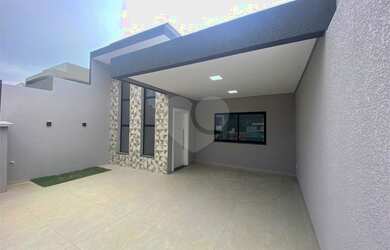 Imagem: A casa possui 2 Dormitórios, 2 Banheiros, 2 Vagas na garagem