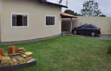 Imagem: A casa possui 3 Dormitórios, 2 Banheiros, 2 Vagas na garagem