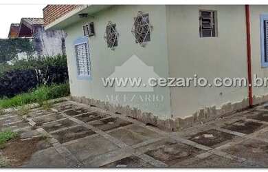 Imagem: A casa possui 3 Dormitórios, 1 Banheiro, 2 Vagas na garagem