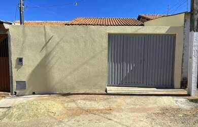 Imagem: A casa possui 3 Dormitórios, 1 Banheiro e está localizado