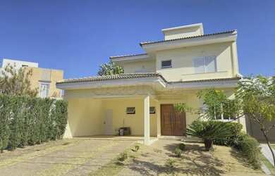 Imagem: A casa em condomínio possui 3 Dormitórios, 1 Banheiro, 4 Vagas