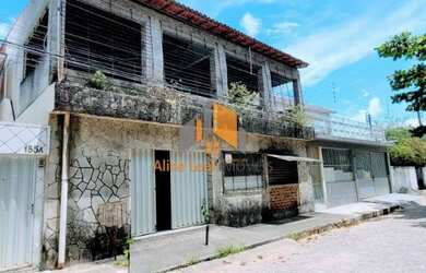 Imagem: A casa possui 5 Dormitórios, 3 Banheiros, 2 Vagas na garagem