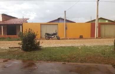 Imagem: A casa possui 2 Dormitórios, 1 Banheiro, 1 Vaga na garagem