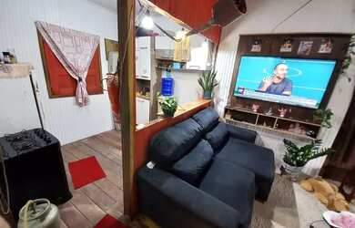 Imagem: A casa possui 1 Dormitório, 1 Banheiro, 1 Vaga na garagem