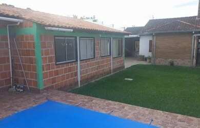 Imagem: A casa possui 3 Dormitórios, 1 Banheiro, 2 Vagas na garagem