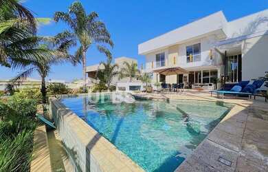 Imagem: A casa em condomínio possui 4 Dormitórios, 5 Banheiros, 5