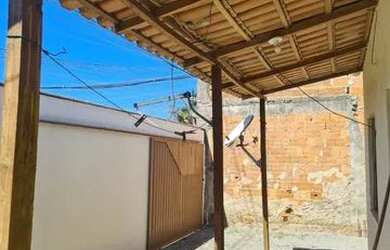 Imagem: A casa possui 2 Dormitórios, 1 Banheiro, 3 Vagas na garagem