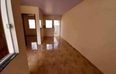 Imagem: A casa possui 3 Dormitórios, 1 Banheiro, 1 Vaga na garagem