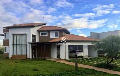 Imagem: A casa em condomínio e possui 4 Dormitórios, Suítes, 5 Banheiros