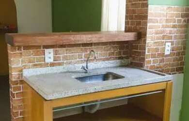 Imagem: O apartamento possui 2 Dormitórios, 1 Banheiro, 1 Vaga na garagem