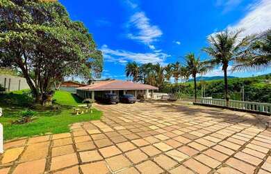 Imagem: A casa possui 4 Dormitórios, 4 Banheiros, 5 Vagas na garagem