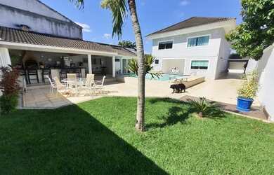 Imagem: A casa em condomínio possui 4 Dormitórios, 5 Banheiros, 5