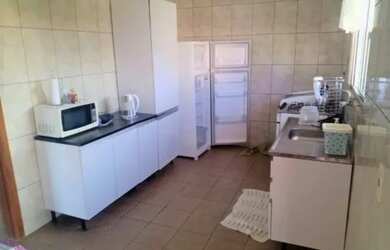 Imagem: A casa possui 3 Dormitórios, 2 Banheiros, 1 Vaga na garagem