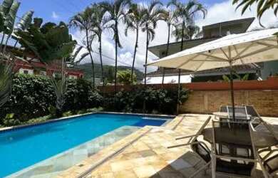 Imagem: A casa possui 4 Dormitórios, 3 Banheiros, 2 Vagas na garagem