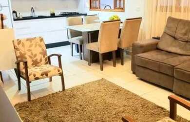 Imagem: A casa possui 3 Dormitórios, 1 Banheiro, 2 Vagas na garagem