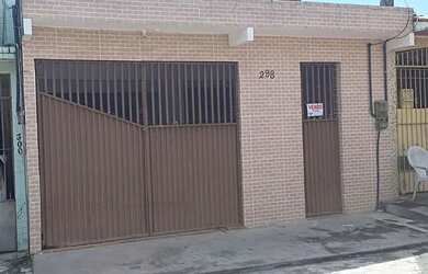 Imagem: A casa possui 2 Dormitórios, 1 Banheiro, 2 Vagas na garagem