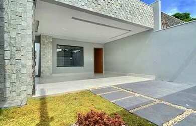 Imagem: A casa possui 3 Dormitórios, 2 Banheiros, 2 Vagas na garagem