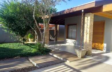 Imagem: A casa possui 3 Dormitórios, 3 Banheiros, 2 Vagas na garagem