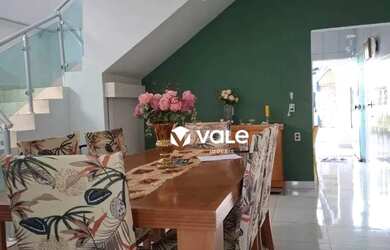 Imagem: A casa possui 4 Dormitórios, 3 Banheiros, 2 Vagas na garagem