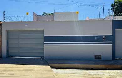 Imagem: A casa possui 2 Dormitórios, 2 Banheiros, 3 Vagas na garagem