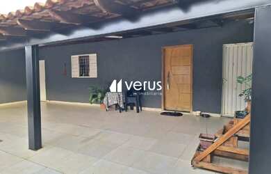 Imagem: A casa possui 3 Dormitórios, 2 Banheiros, 2 Vagas na garagem