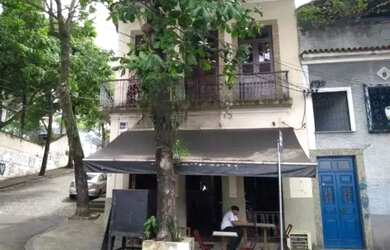 Imagem: A casa possui 5 Dormitórios, 1 Banheiro, 2 Vagas na garagem